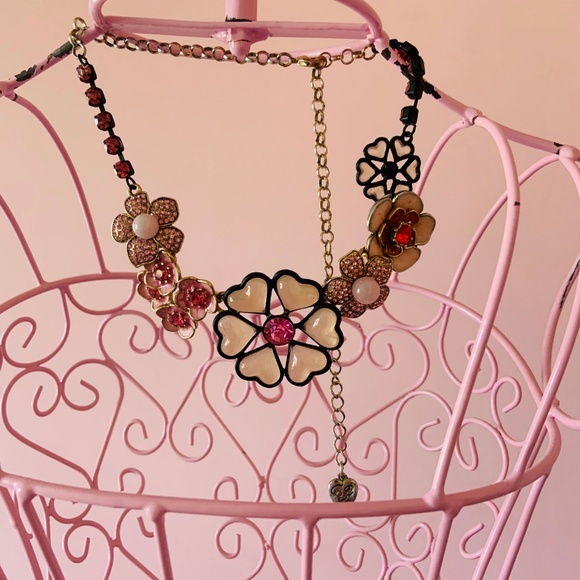 Betsey Johnson Jewelry - NWT BETSEY JOHNSON FLOWER NECKLACE
